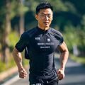 九九精品国产运动健康专家陈晓峰，男性，运动装扮，在户外跑道上展示国产运动装备测评，活力专业形象